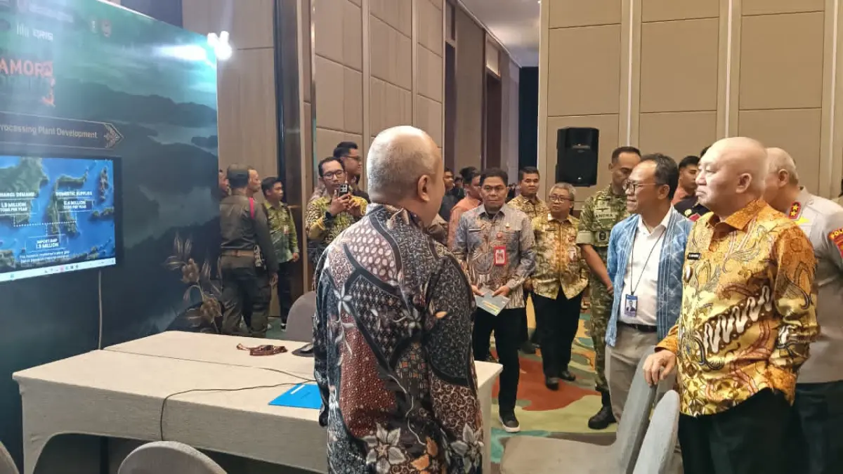 PANTAU LANGSUNG: Gubernur Kalsel, H Muhidin saat meninjau beragam penawaran investasi yang dihadirkan di Pamor Borneo 2026 di Duta Mall Banjarmasin pada 7-9 Agustus 2026.(Foto: Raudah Anisya/Radar Banjarmasin)