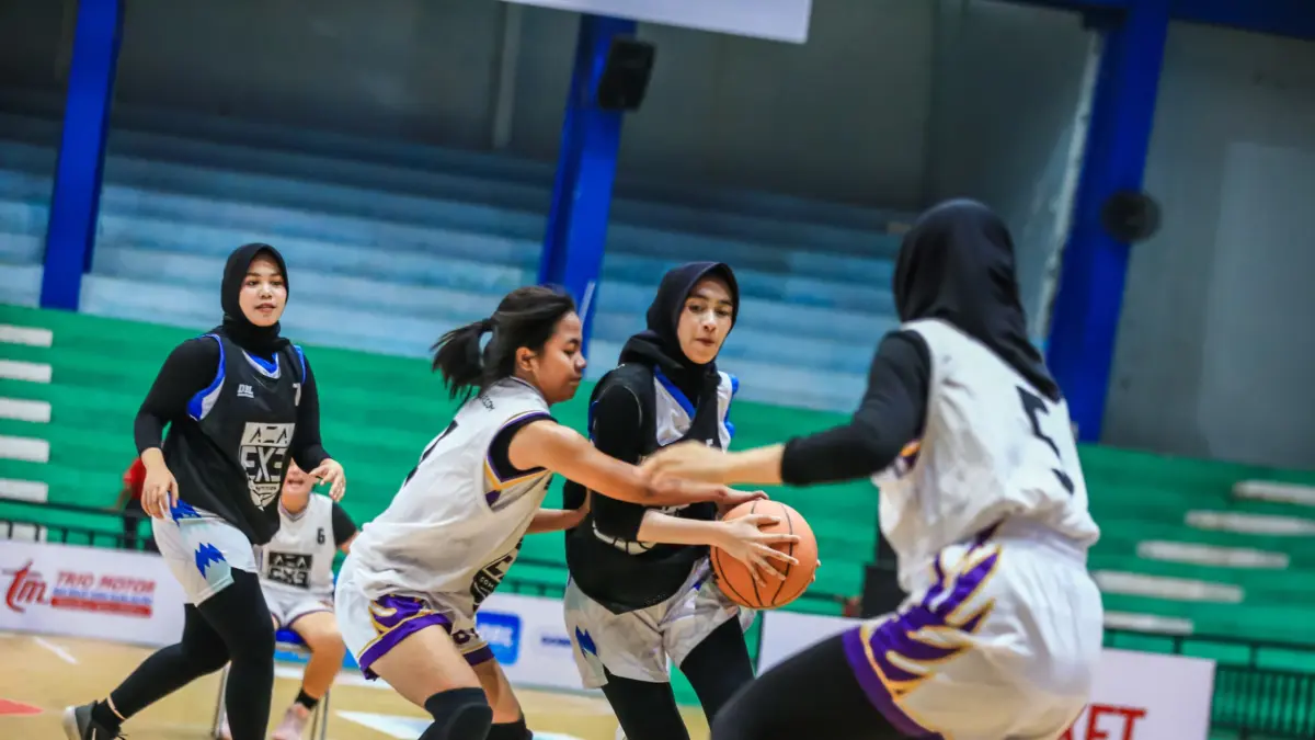 Para pemain berduel dalam laga AZA 3x3 Competition 2026 South Kalimantan di GOR Hasanuddin Banjarmasin, Selasa (11/8/2026), (M Idris Jian Sidik/Radar Banjarmasin)