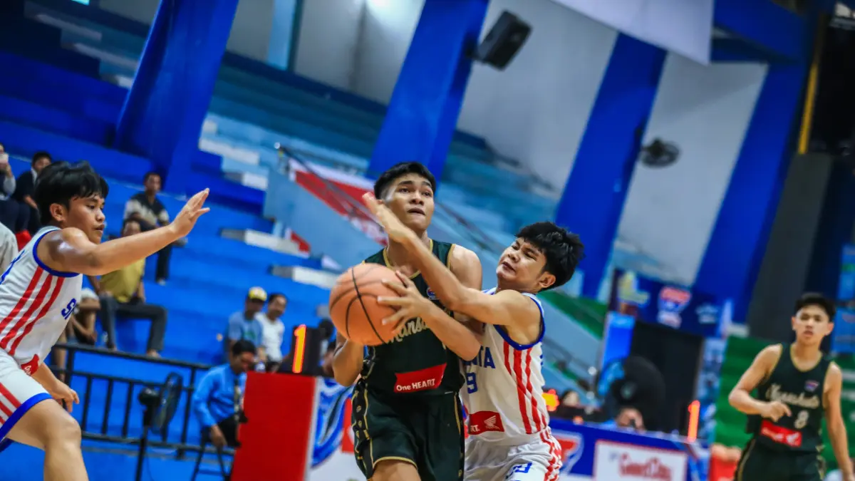 Pemain MAN 1 Hulu Sungai Tengah (MANSAHUTE) saat berduel melawan SMAN 1 Tanjung (Smanta) dalam laga Honda DBL with Kopi Good Day 2026 South Kalimantan di GOR Hasanuddin Banjarmasin, Selasa (11/8/2026). (M Idris Jian Sidik/Radar Banjarmasin)