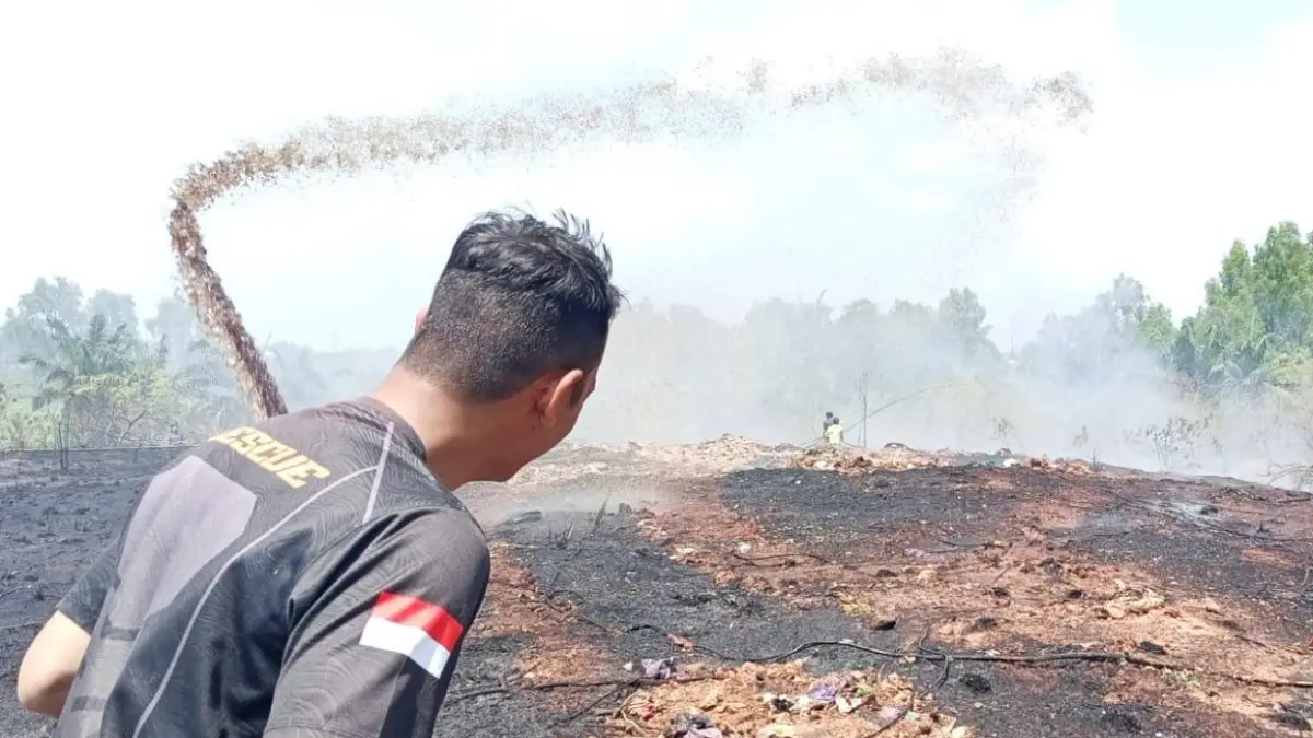 SEMPROT: Petugas memadamkan kebakaran lahan di kawasan TPA Basirih, Kelurahan Basirih Selatan, Banjarmasin, Senin (10/8/2026).