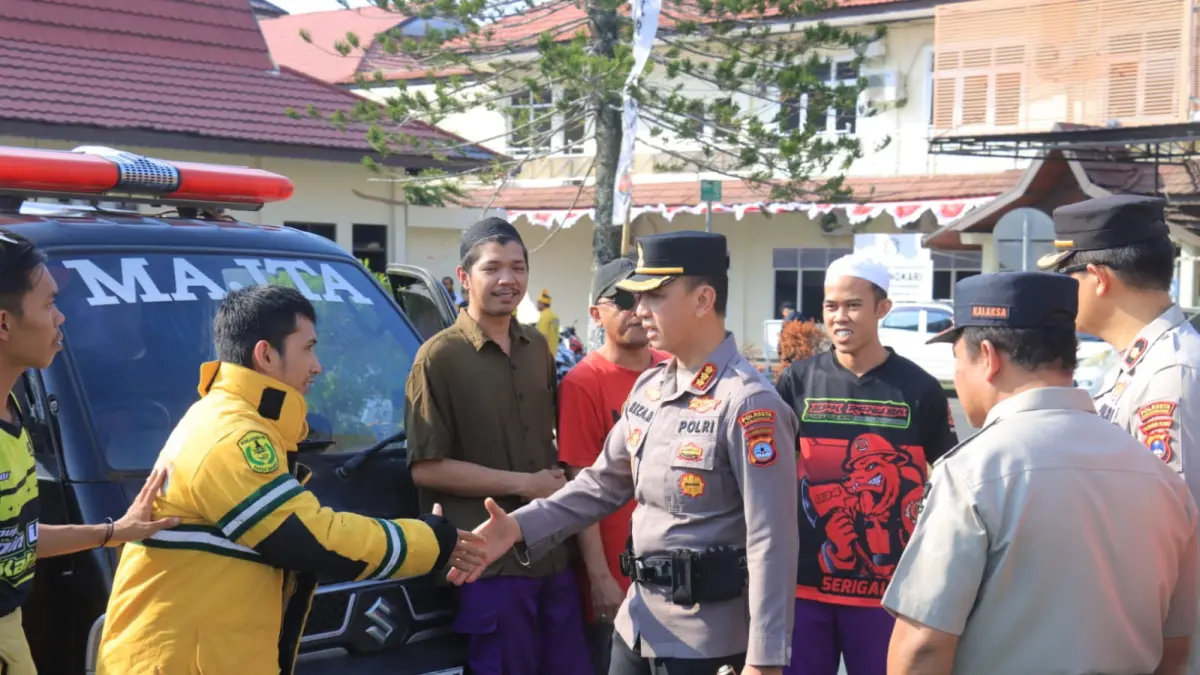 SIAGA: Kapolresta Banjarmasin Kombes Pol Riza Muttaqin seusai memimpin apel gelar pasukan penanggulangan karhutla dan menyambangi relawan damkar swasta. (Humas Polresta Banjarmasin untuk Radar Banjarmasin)&nbsp;
