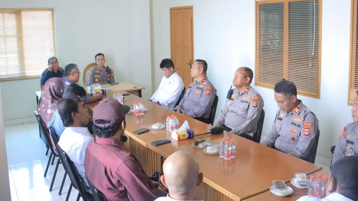 SILATURAHMI: Kapolresta Banjarmasin Kombes Pol Riza Muttaqin bersama jajaran disambut Ketua PWI Kalsel Zainal Helmi saat berkunjung ke Sekretariat PWI Kalsel. | Foto: Radar Banjarmasin
