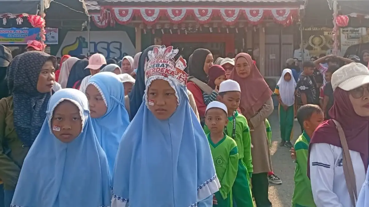 START: Peserta Jalan Sehat berkumpul di Kecamatan Padang Batung sebelum dilepas menyambut HUT ke-81 Kemerdekaan RI mulai terasa di Kabupaten Hulu Sungai Selatan (HSS).