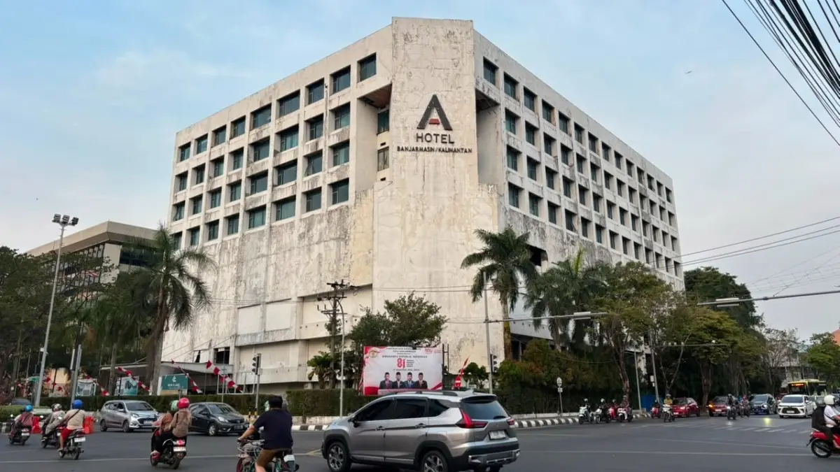 TERBENGKALAI: Hotel A kini tak terawat dan diduga mengalami penurunan bangunan.