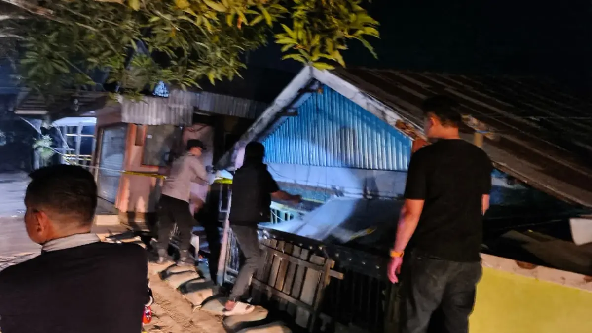 AMBRUK: Dua rumah warga di bantaran Sungai Sandung, Desa Sungai Sandung, HSU, ambruk akibat dugaan pergeseran tanah saat kemarau. Penghuni mengungsi dan barang dievakuasi. (Foto: Istimewa)