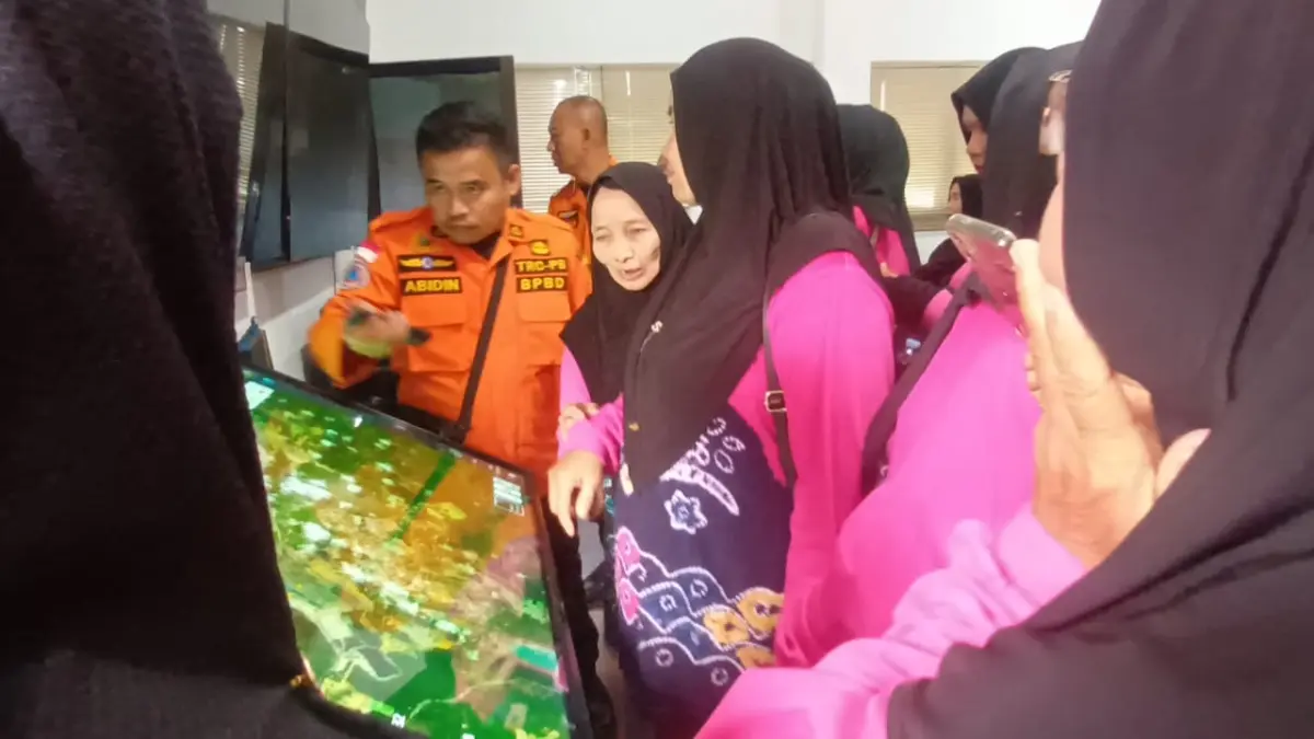BELAJAR TANGGAP BENCANA : Para lansia di Tabalong melihat monitor pemantauan bencana karhutla milik BPBD Tabalong.&nbsp;

(Foto &nbsp;: Ibnu Dwi Wahyudi/Radar Banjarmasin)