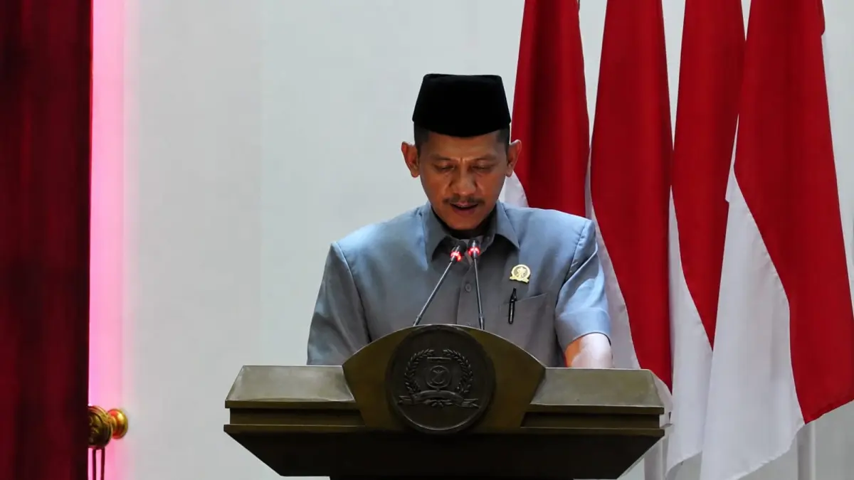 BERBICARA: Juru Bicara Fraksi Gerindra DPRD Tanah Bumbu, Sayono, menyampaikan pandangan dalam rapat paripurna. (Foto: DPRD Tanah Bumbu)