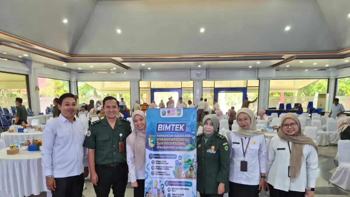 KOLABORASI: ASN di lingkungan Pemkab Tala foto bersama dengan pihak Universitas Jenderal Achmad Yani (Unjani) Cimahi, Rabu (12/8/2026).(Foto:Margareta untuk Radar Banjarmasin)