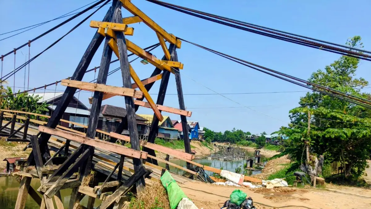 Kondisi tanah di kawasan bantaran sungai di Kabupaten Hulu Sungai Utara (HSU) yang mengalami penurunan. Fenomena tanah bergerak terjadi di sejumlah lokasi dalam sepekan terakhir dan warga diminta meningkatkan kewaspadaan. (Foto: Istimewa)