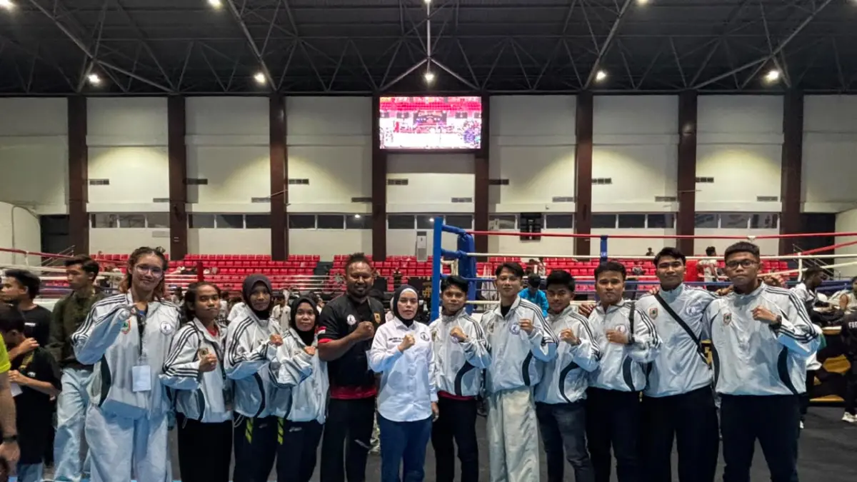 Kontingen Muay Thai Indonesia Kalimantan Selatan bersama para peraih medali usai Kejuaraan Nasional Muay Thai 2026 di GOR Abdur Rosyad Irwan, Bekasi, Jawa Barat, yang berakhir pada 9 Agustus 2026 lalu. (dok MI Kalsel)