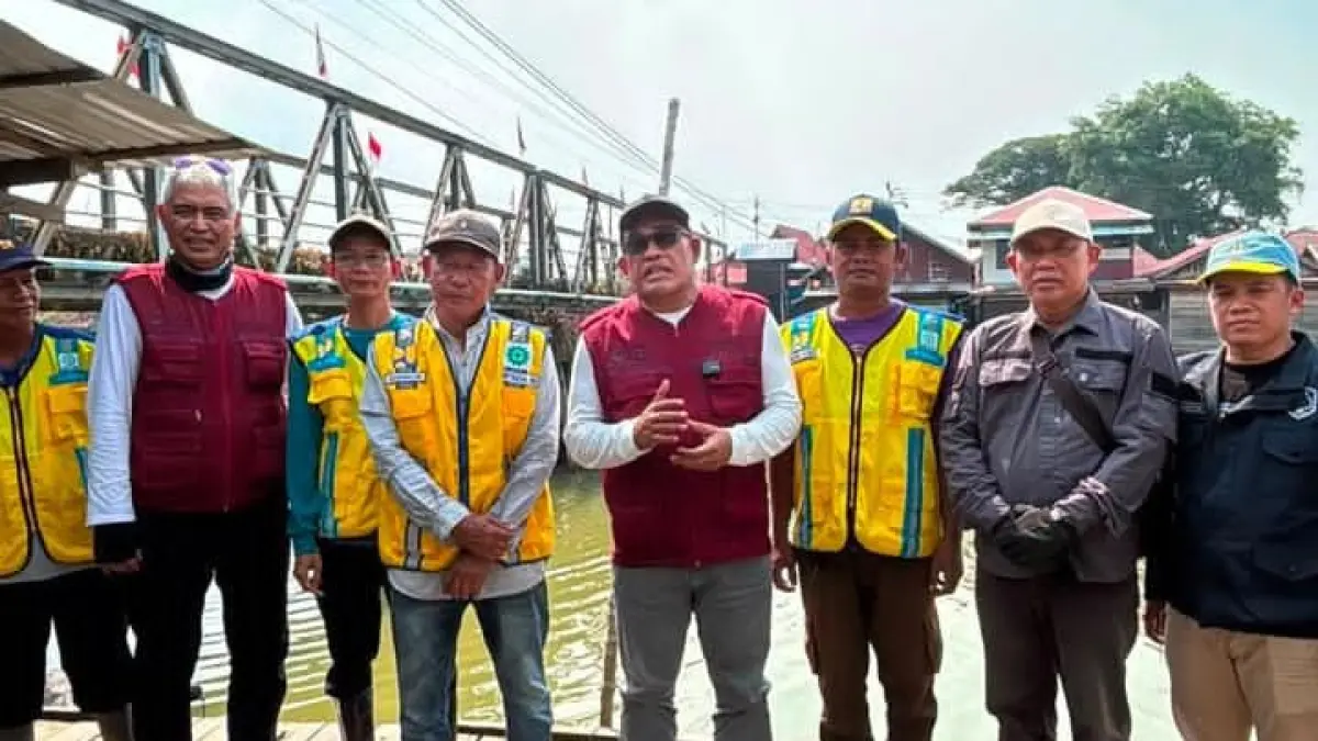 MEMANTAU: Bupati dan Wakil Bupati HSU, H Sahrujani dan Hero Setiawan meninjau hasil pengerukan sedimentasi di bawah Jembatan Pasar Babirik, Kecamatan Babirik, Minggu (9/8/2026).(Foto: Pemkab HSU)