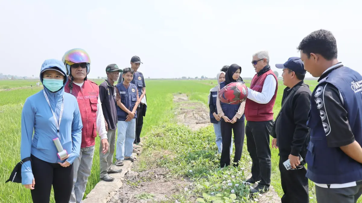 MOMEN: Bupati dan Wakil Bupati Kabupaten HSU, H Sahrujani dan Hero Setiawan meninjau kondisi mesin pompa pertanian di Desa Hambuku Raya dan Desa Pihaung Kecamatan Haur Gading, rabu (5/8/2026).(Foto: Pemkab HSU)