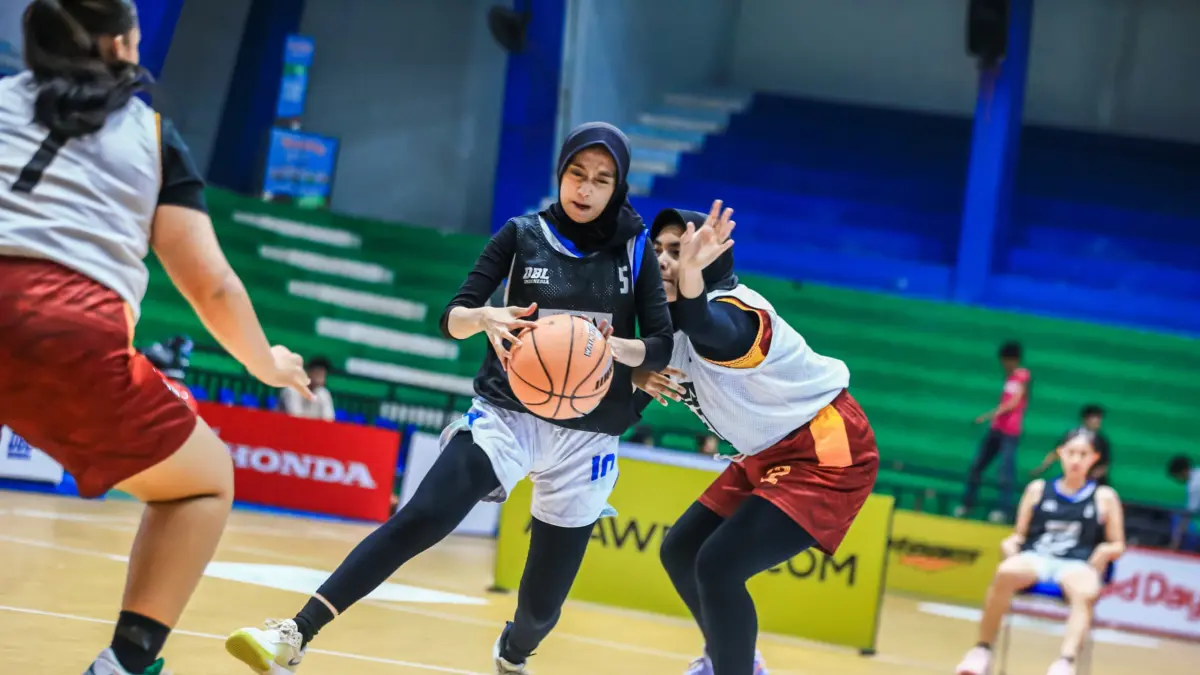 Para pemain berduel sengit dalam babak semifinal AZA 3x3 Competition 2026 South Kalimantan di GOR Hasanuddin Banjarmasin, Rabu (12/8/2026), menentukan empat finalis yang akan memperebutkan gelar juara. (M Idris Jian Sidik)