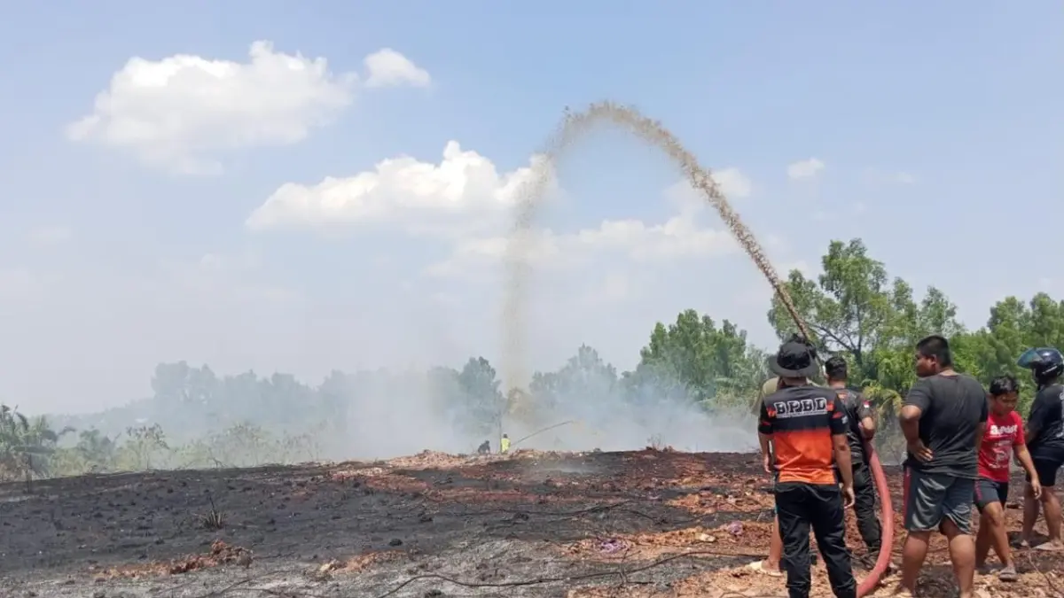 PEMADAMAN: Petugas melakukan pemadaman api kawasan TPA Basirih, Banjarmasin belum lama tadi. (Foto: Husni Thamrin untuk Radar Banjarmasin)
