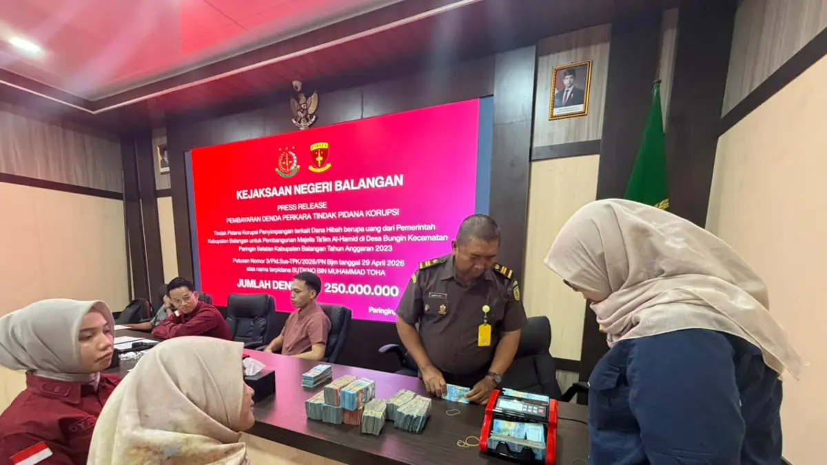 PENYERAHAN: Suasana penyerahan uang denda pidana korupsi oleh perwakilan pihak terpidana penyelewengan dana hibah di Kantor Kejaksaan Negeri Balangan. (M Dirga/ Radar Banjarmasin)