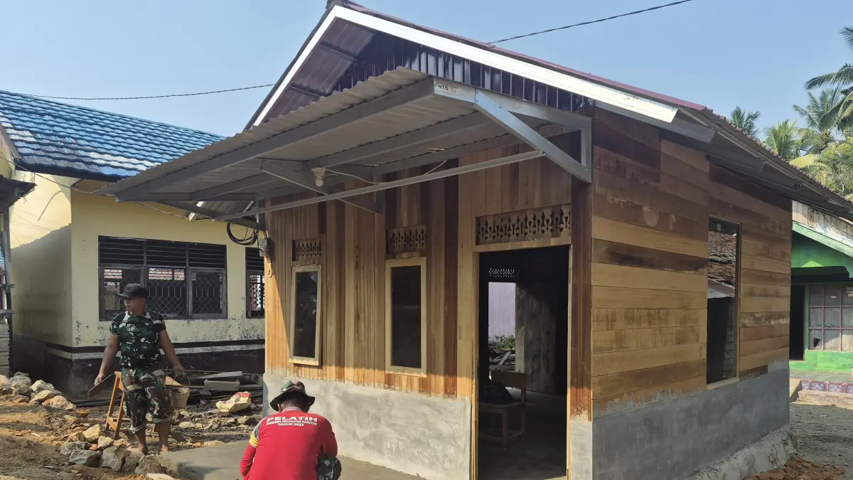 Rumah Nenek Dana di Desa Awang HST selesai dibangun. (Jamaluddin/Radar Banjarmasin).