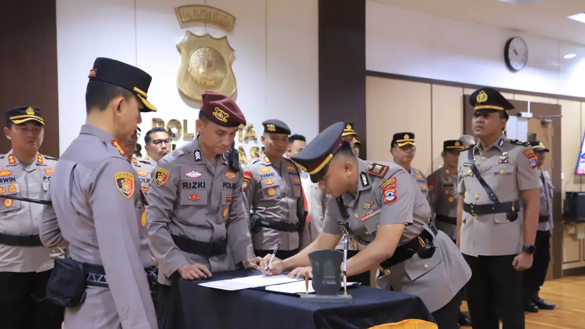 SERAH TERIMA: Kapolresta Banjarmasin Kombes Pol Riza Muttaqin memimpin serah terima jabatan Kapolsek Banjarmasin Tengah. (Polresta Banjarmasin untuk Radar Banjarmasin)&nbsp;
