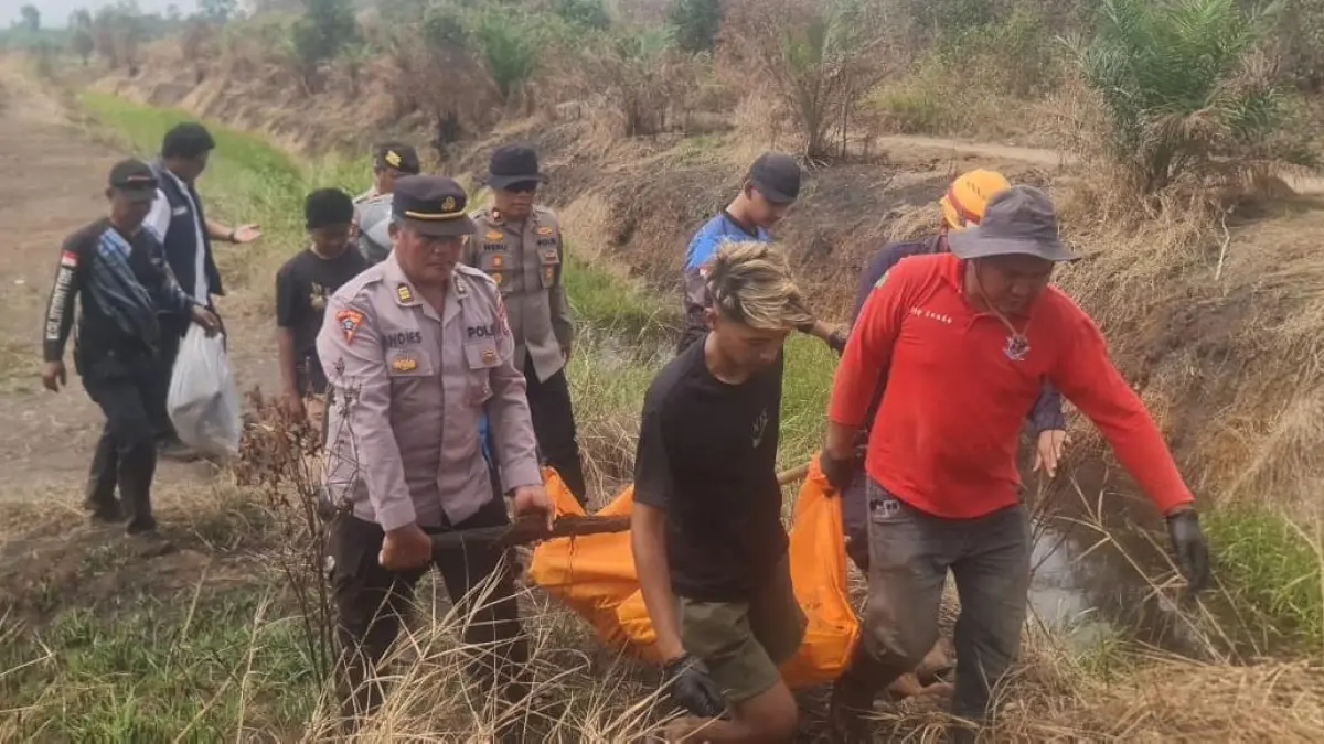 TEMUAN: Jasad pria 50 tahun ditemukan di area bekas karhutla di Jalan Awang Baroh Peramuan, Banjarbaru. (Foto: Humas Polres Banjarbaru untuk Radar Banjarmasin)