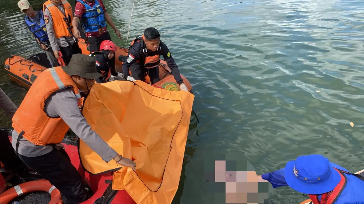 Tim SAR Gabungan mengevakuasi korban tenggelam dari perairan Danau Kampung Batu Harang, Rabu (12/8). ( Basarnas Banjarmasin)
