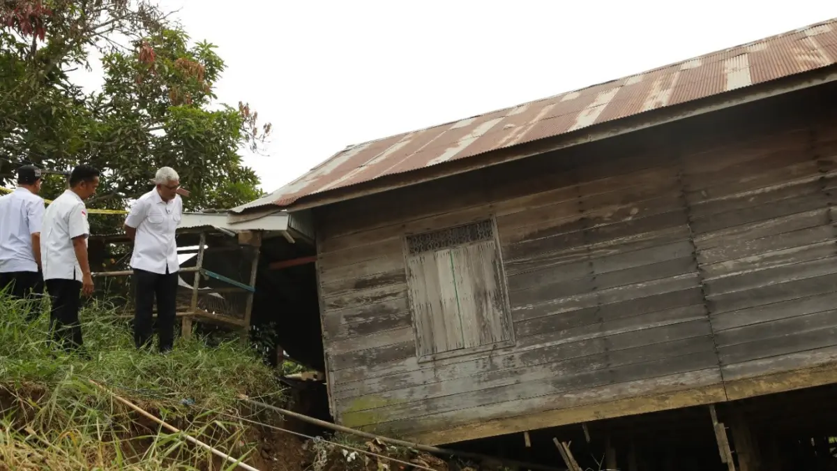 TINJAUAN: Wakil Bupati HSU Hero Setiawan meninjau dua rumah warga yang ambruk diduga akibat pergeseran tanah di Desa Sungai Sandung, Kecamatan Sungai Pandan, Rabu (12/8/2026). (Foto: M Akbar/Radar Banjarmasin)