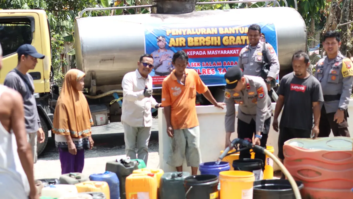 Warga Desa Pantai Cabe bergantian mengantre air bersih. (Polres Tapin)&nbsp;