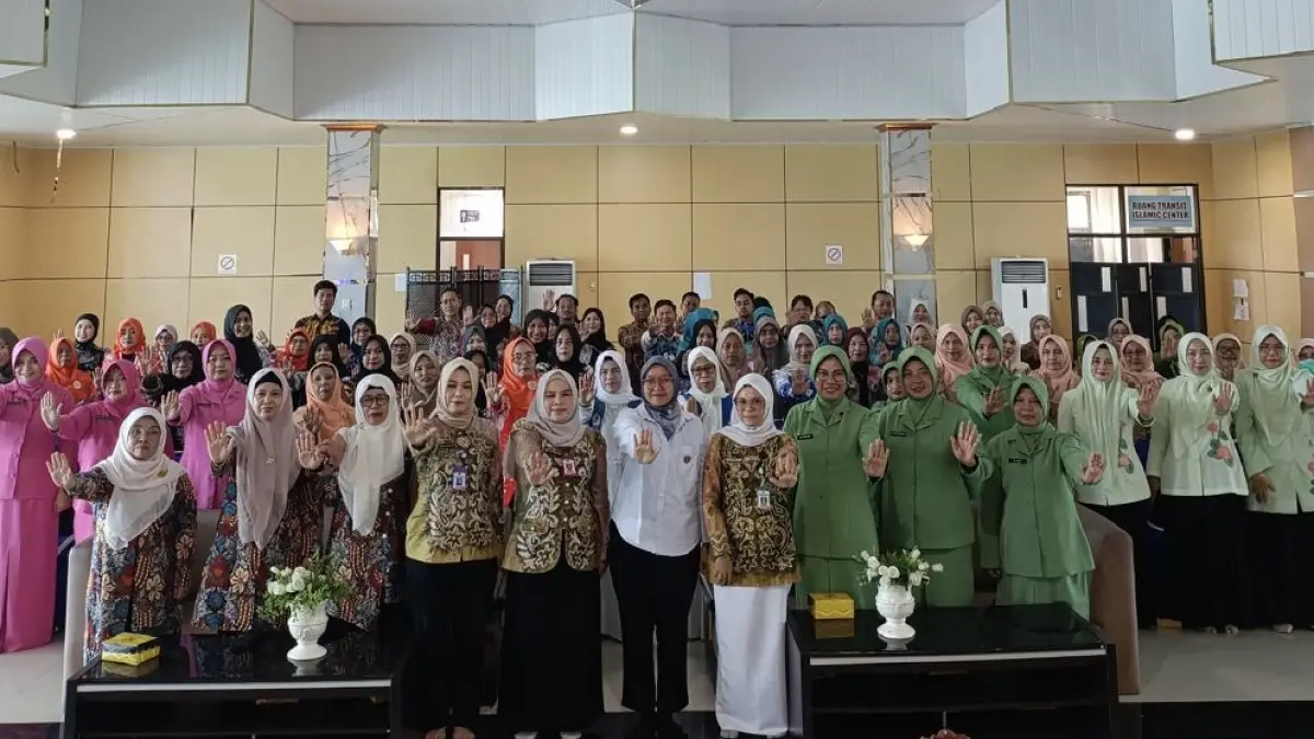 MOMEN: Kepala Dinsos P3AP2KB Kabupaten Banjar, Dr. Hj. Erny Wahdini, M.Pd., bersama narasumber dan peserta berfoto bersama usai kegiatan Penggerakan dan Pemberdayaan Masyarakat dalam Pencegahan Kekerasan terhadap Perempuan dan TPPO di Islamic Center Kabupaten Banjar, Kamis (13/8/2026).