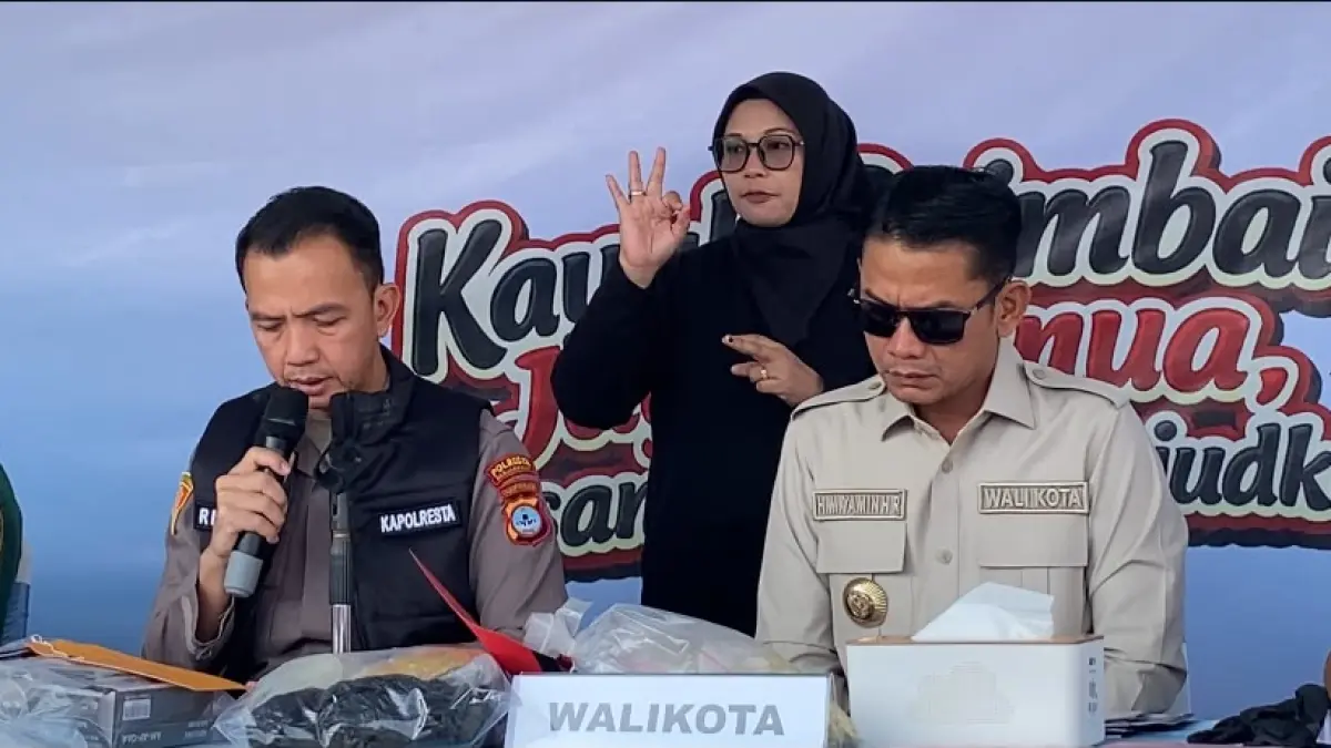 PAPARAN: Kapolresta Banjarmasin, Kombes Pol Riza Muttaqin bersama Wali Kota Banjarmasin, HM Yamin HR menyampaikan perihal kasus dugaan penyebaran konten video pornografi hasil rekayasa AI di Mapolresta banjarmasin, Kamis (13/8/2026).(Foto: Maulana/Radar Banjarmasin)