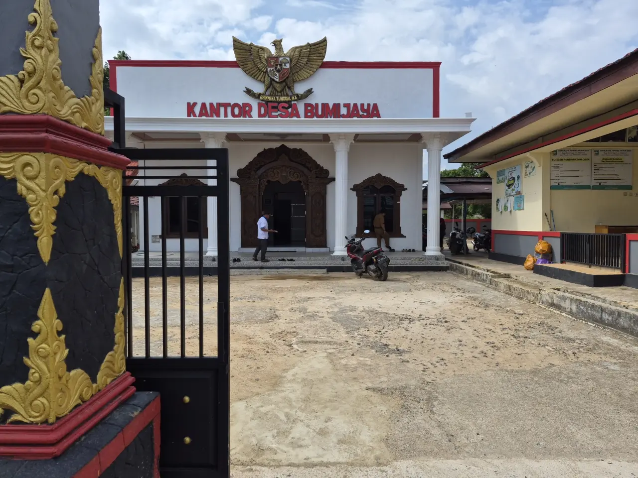 BERKEMBANG : Kantor Desa Bumi Jaya berdiri megah di tengah desa (Foto: Norsalim Yahya)