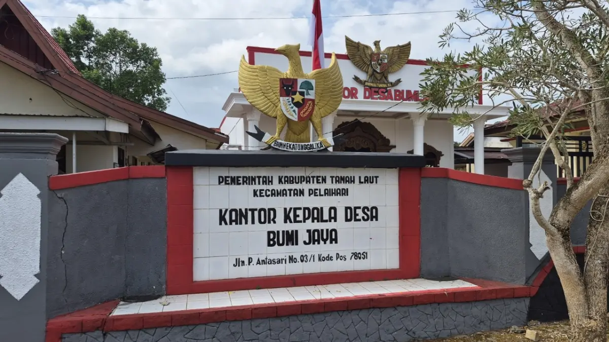 BERKEMBANG : Kantor Desa Bumi Jaya berdiri megah di tengah desa (Norsalim Yahya)