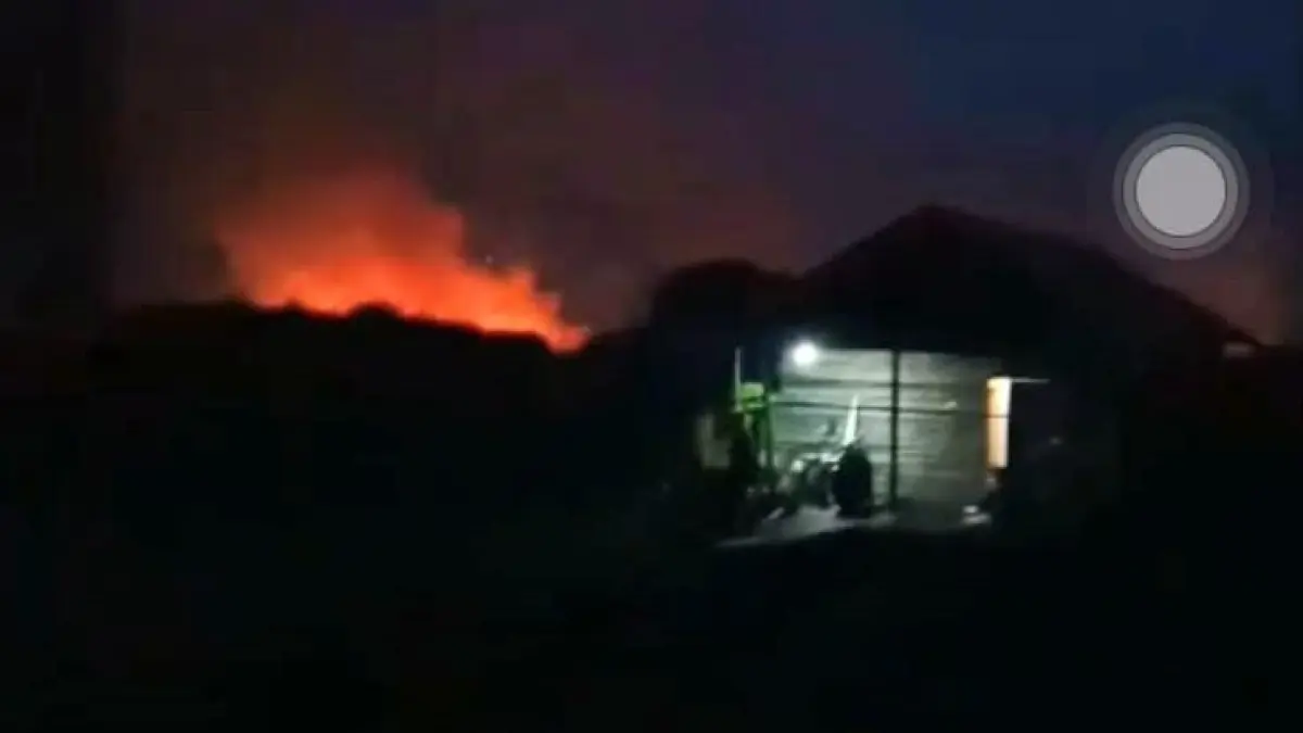 HINGGA DINI HARI: Tim gabungan BPBD HSU bersama TNI, Polri, Masyarakat Peduli Api, relawan, dan warga melakukan pemadaman kebakaran lahan gambut di Desa Mawar Sari dan Pinangkara, Kecamatan Amuntai Tengah.