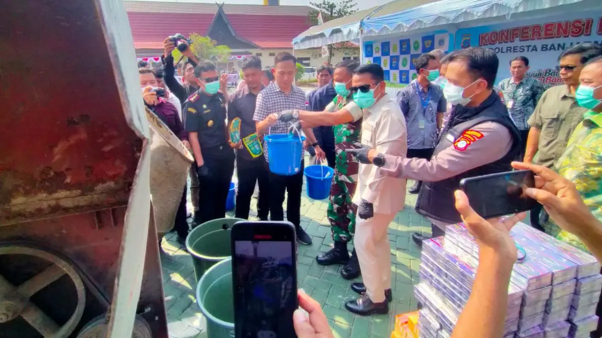 DIMUSNAHKAN: Kapolresta Banjarmasin Kombes Pol Riza Muttaqin bersama jajaran menunjukkan barang bukti rokok ilegal yang dibawa truk dari Surabaya dan diamankan di Pelabuhan Trisakti.