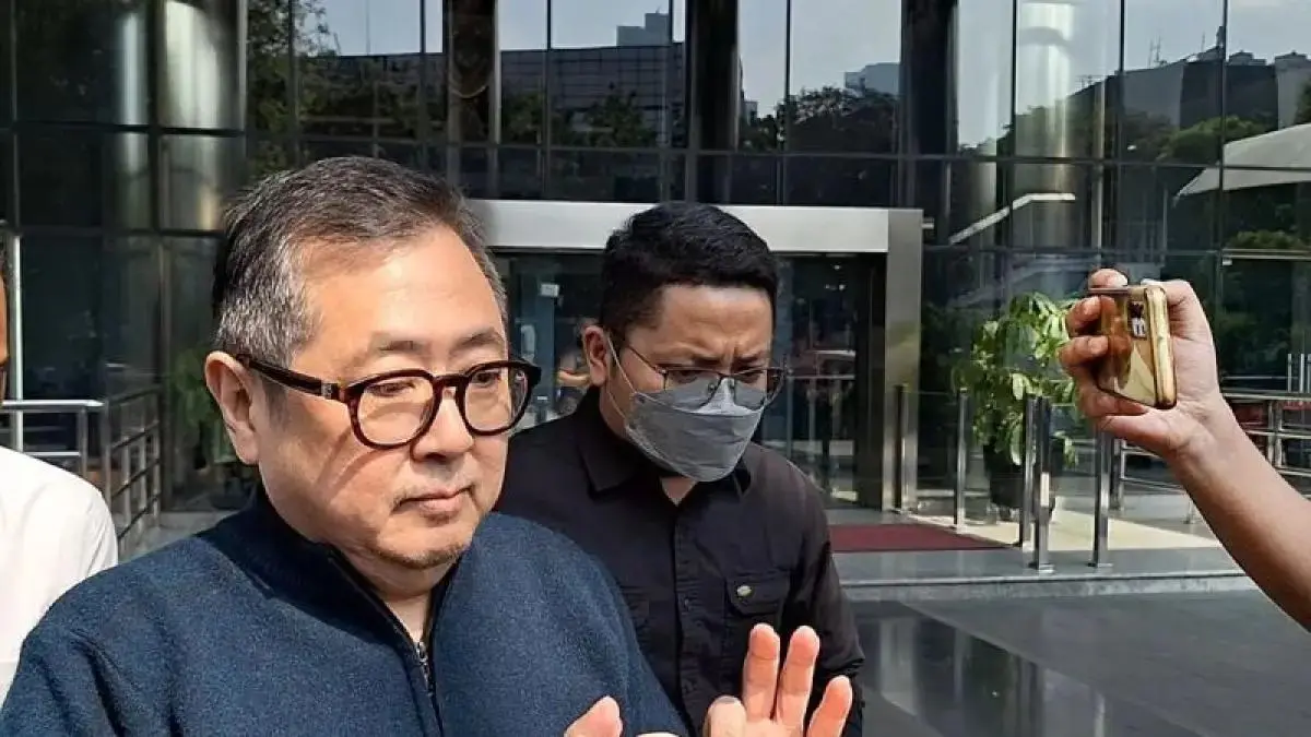 DIPERIKSA: Komisaris PT Dosni Roha Logistik (PT DRL) Bambang Rudijanto Tanoesoedibjo alias Rudy Tanoe bungkam usai diperiksa tim penyidik KPK, di Gedung Merah Putih KPK, Jakarta Selatan, Kamis (14/12). (Antara)