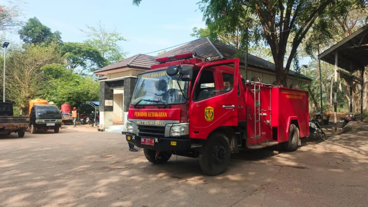 DLH Kota Banjarmasin menyiagakan armada damkar untuk mengantisipasi munculnya kembali api.(Foto: Endang Syarifuddin/Radar Banjarmasin)

Judul:
