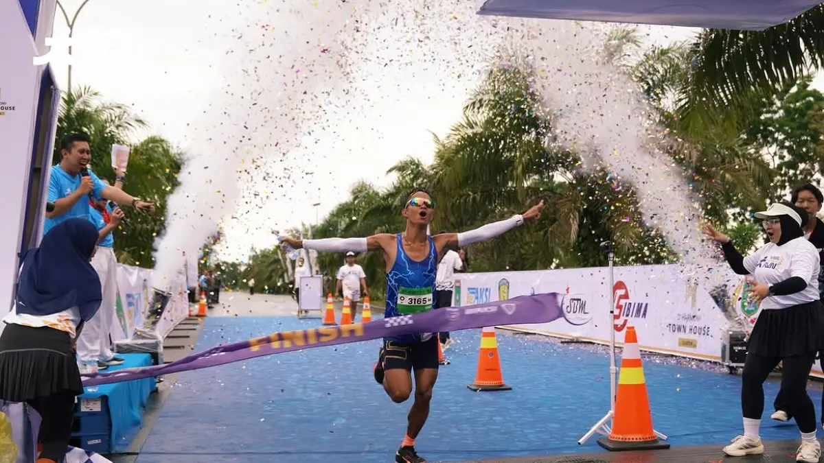 FINISH: Pelari menembus garis finis pada Tanbu Beraksi Run 2025 di Tanah Bumbu. Ajang ini bakal digelar kembali tahun ini. (Foto: KONI Tanah Bumbu)