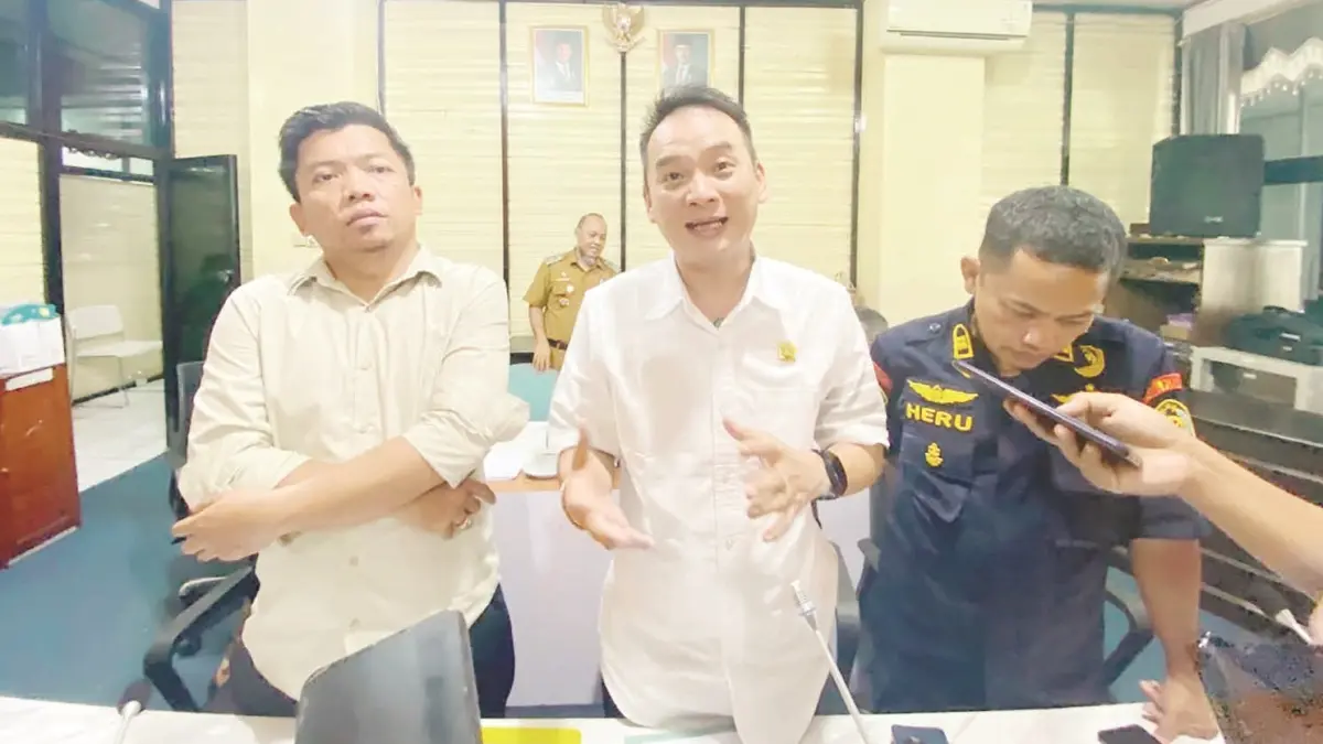 HASIL RDP: Ketua Komisi ll Abu Suwandi (tengah) bersama Mustakim Anggota DPRD&nbsp; dan Heru PSDKP Kotabaru menjelaskan kepada media.

Foto: Jumain/ Radar Banjarmasin.