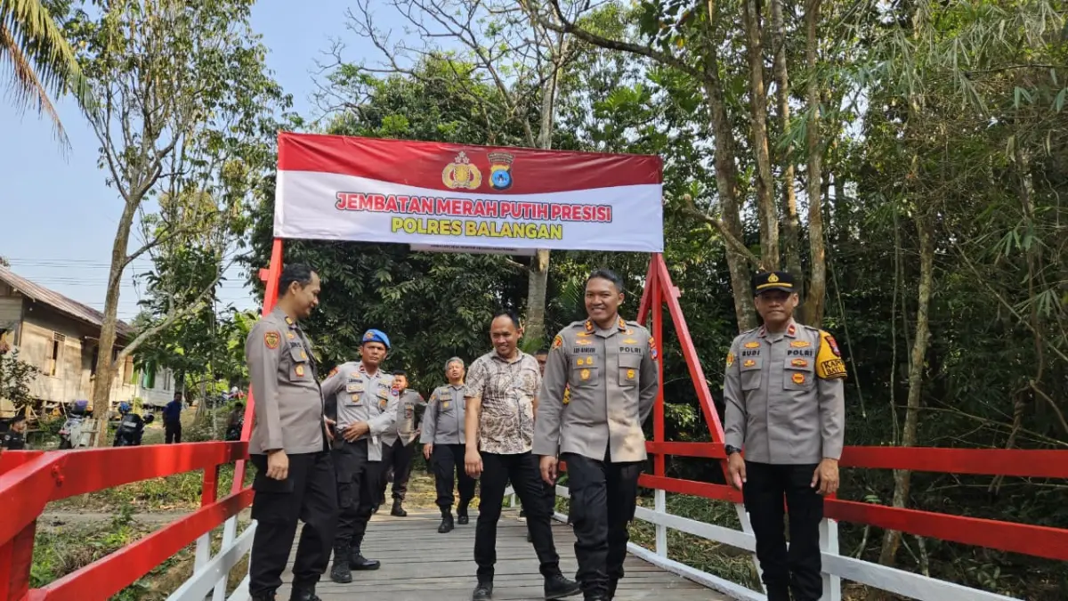 Kolaborasi ini tidak hanya sebatas pada menjaga keamanan, melainkan juga dalam pembangunan infrastruktur yang saling mendukung dan memperkuat peran semua pihak," kata Tuhalus.PERESMIAN AKSES BARU: Prosesi pemotongan pita secara simbolis oleh jajaran kepolisian dan pemerintah daerah setempat sebagai tanda peresmian penggunaan jembatan merah putih di Desa Mampari pada Kamis. (M Dirga / Radar Banjarmasin)