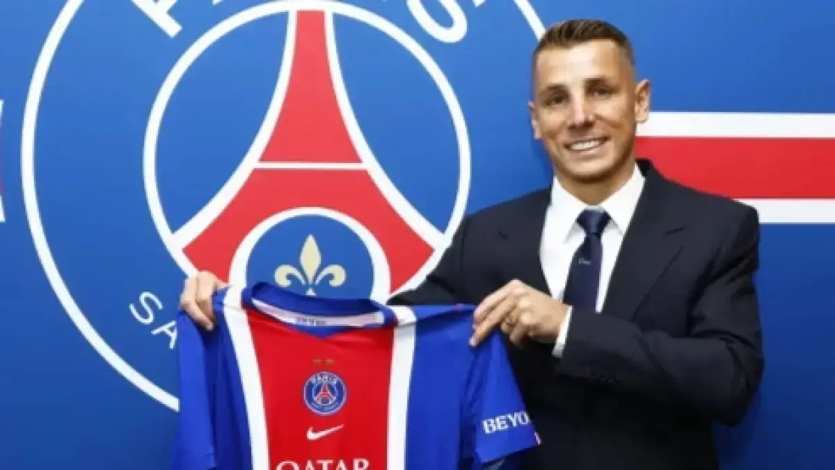KEMBALI: Lucas Digne resmi kembali ke PSG dengan kontrak hingga 2029. Ia tak sabar bertemu Marquinhos dan memulai babak baru di Paris.&nbsp;
(Dok. PSG)