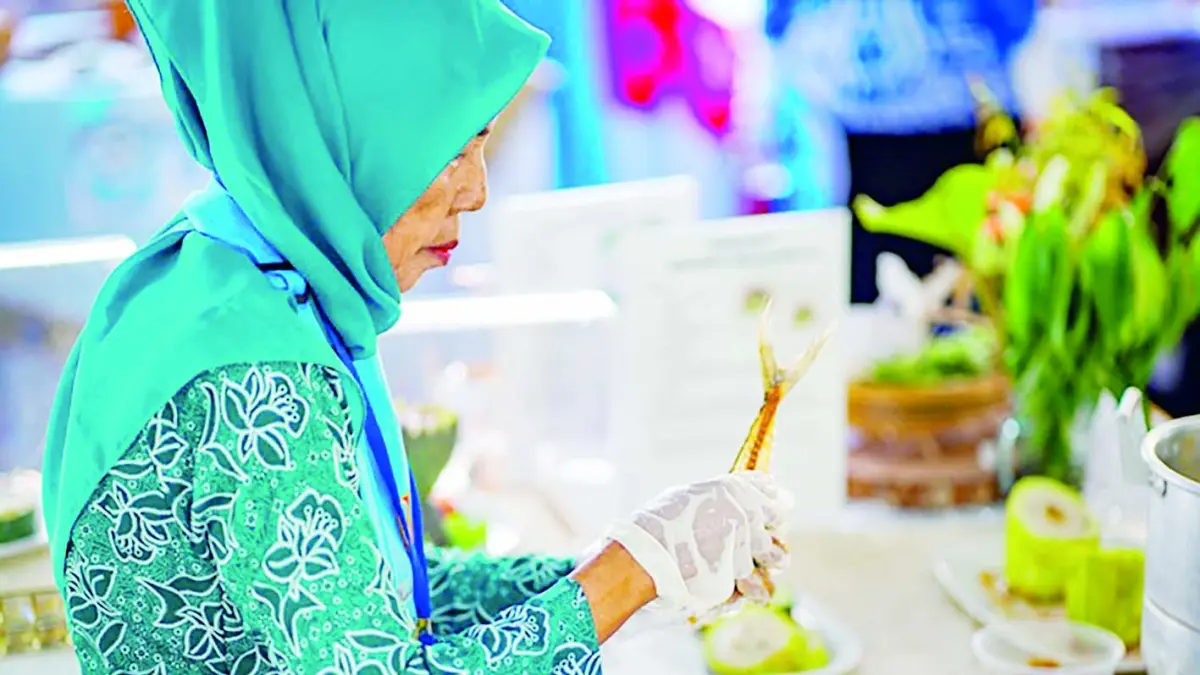 MEMASAK: Kontingen Kota Banjarbaru dalam Lomba Masak Serba Ikan Tingkat Provinsi Kalimantan Selatan 2026 di Halaman Dinas Kelautan dan Perikanan Kalsel, Sabtu (8/8).