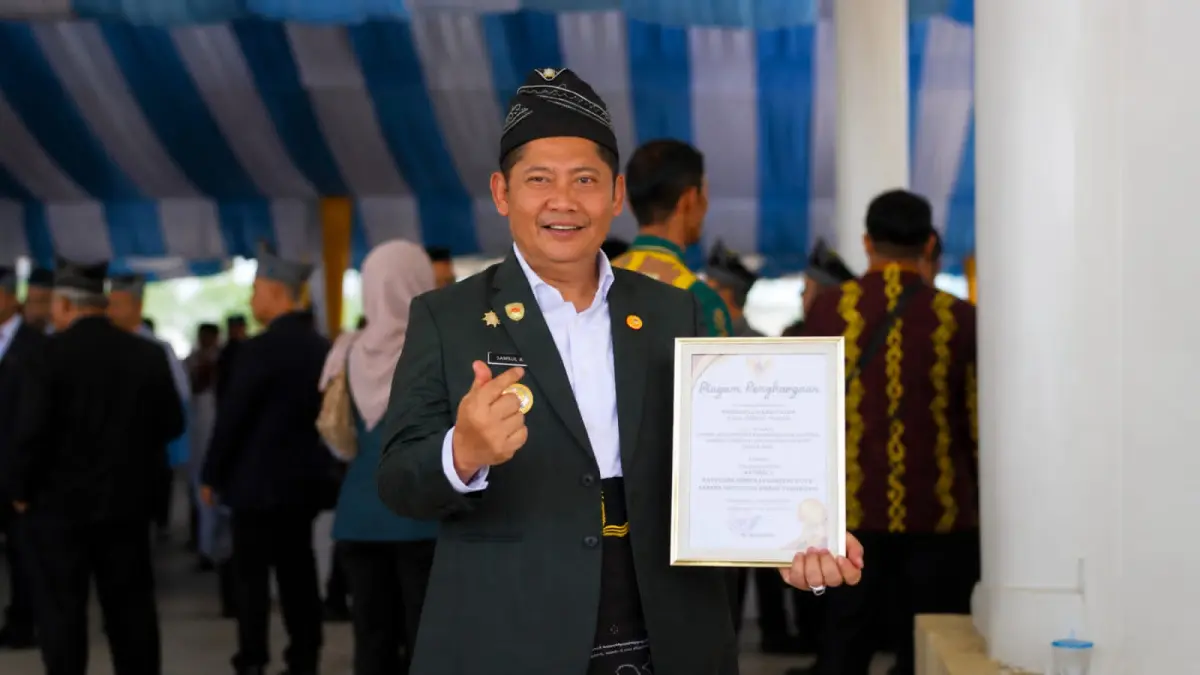 MEMBANGGAKAN: Bupati HST Samsul Rizal menerima langsung penghargaan di momen Harjad Kalsel. (Foto: Istimewa)