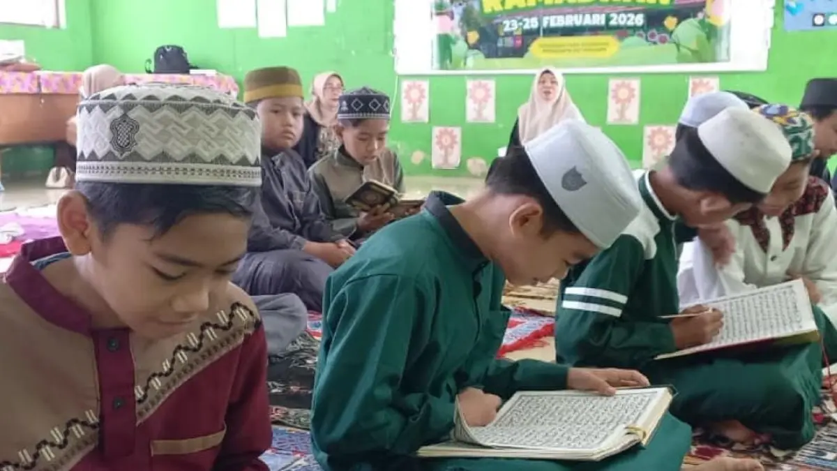 MENGAJI: Siswa SDN Pematang Panjang, Kecamatan Sungai Tabuk, Kabupaten Banjar mengikuti kegiatan keagamaan di sekolah, Februari 2026 lalu. | Foto: DISDIK KABUPATEN BANJAR