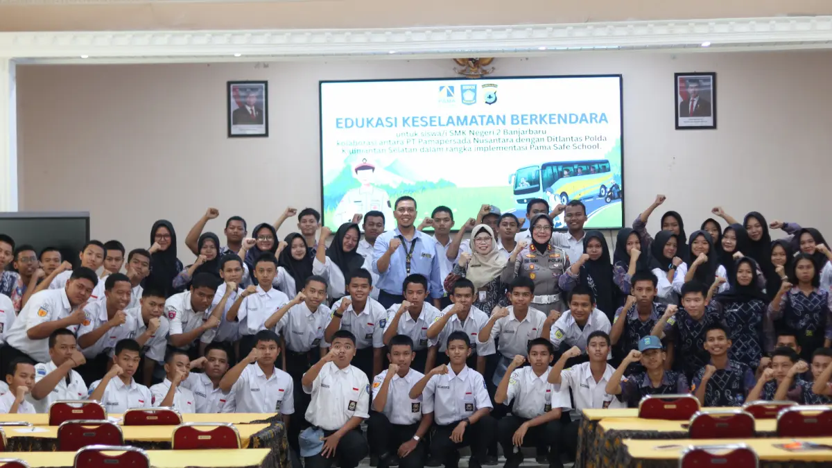 MOMEN: BBSO Head PT Pamapersada Nusantara, Arif Cahyadi bersama Ditlantas Polda Kalsel dan jajaran SMKN 2 Banjarbaru berfoto bersama usai edukasi keselamatan berkendara.