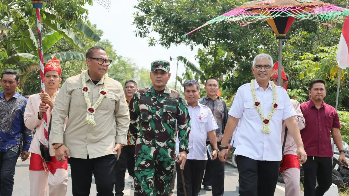 MOMEN: Wakil Bupati HSU, Hero Setiawan (kanan) menyambut Anggota Komisi I DPR RI HM Bambang Heri Purnama dalam kunjungan kerja di Desa Tebing Liring, Kecamatan Amuntai Utara, Kabupaten HSU. (Foto: Pemkab HSU)