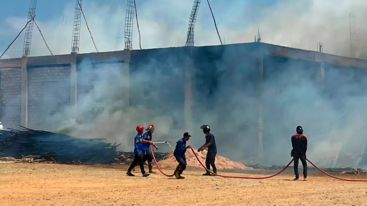 PADAMKAN: Petugas Damkar Tala bersama pemadam swasta memadamkan api di proyek pembangunan ruko yang terbakar di Jalan Raya Takisung, Pelaihari, Kamis (13/8/2026). (Foto: Damkar Tala untuk Radar Banjarmasin)