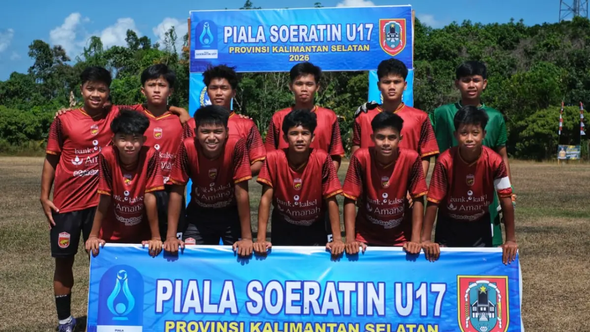 Para pemain Peseban Banjarmasin merayakan gol dalam laga Piala Soeratin U-17 Kalimantan Selatan 2026 melawan Perseka Kandangan di Lapangan Basis Kintap, Selasa (11/8/2026). Peseban menang 2-0 dan memastikan tiket ke babak 8 besar.