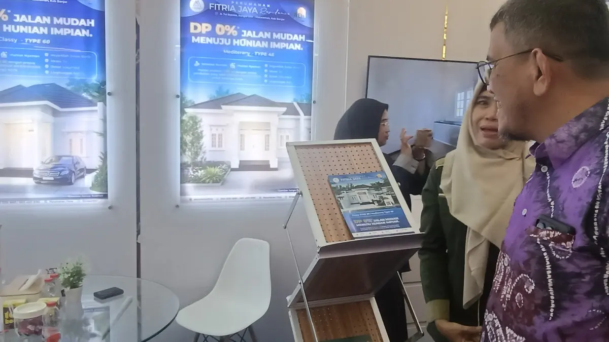PROMO: Booth Fitria Jaya Residence yang menawarkan banyak promo menarik di REI Expo 2026 Duta Mall Banjarmasin.(Foto: Raudah Anisya/Radar Banjarmasin)