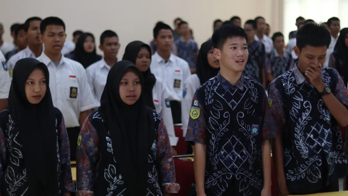 SEMANGAT: Siswa-siswi SMKN 2 Banjarbaru antusias mengikuti edukasi keselamatan berkendara dalam program PAMA Safe School bersama PT Pamapersada Nusantara BBSO dan Ditlantas Polda Kalsel.