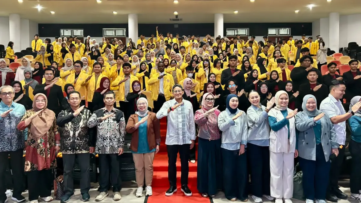 SHARING: Sandiaga Uno berfoto bersama usai memberikan business sharing kepada peserta Rocket Entrepreneur’s Day - Rocket YABN 2026 di ULM Banjarmasin, Kamis (13/8/2026). (Foto: Tia Lalita Novitri/Radar Banjarmasin)