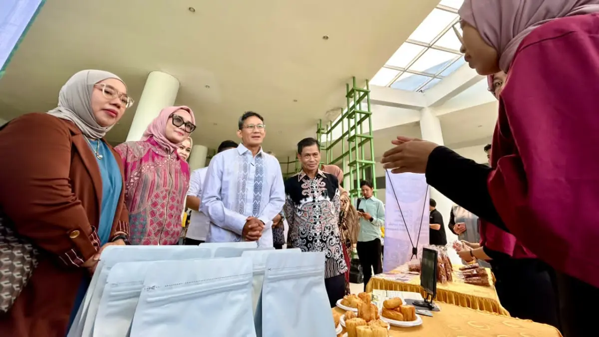 


SHARING: Sandiaga Uno berfoto bersama usai memberikan business sharing kepada peserta Rocket Entrepreneur’s Day - Rocket YABN 2026 di ULM Banjarmasin, Kamis (13/8/2026). (Foto: Tia Lalita Novitri/Radar Banjarmasin)