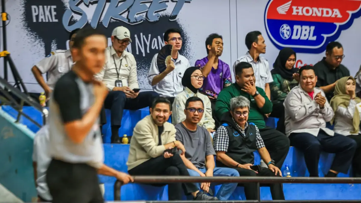 Ketua Perbasi Kalimantan Selatan, M. Syaripuddin (Bang Dhin), saat menyaksikan langsung laga Honda DBL with Kopi Good Day 2026 South Kalimantan di GOR Hasanuddin Banjarmasin, dalam rangka memantau potensi atlet basket muda Kalimantan Selatan. (M Idris Jian Sidik)