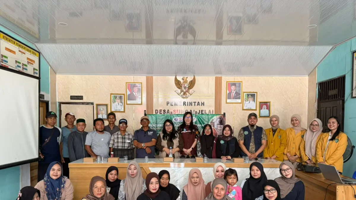 ABADIKAN MOMEN: Tim PKM UNISM bersama perwakilan petani desa Sungai Jelai, Kabupaten Tanah Laut berfoto bersama.